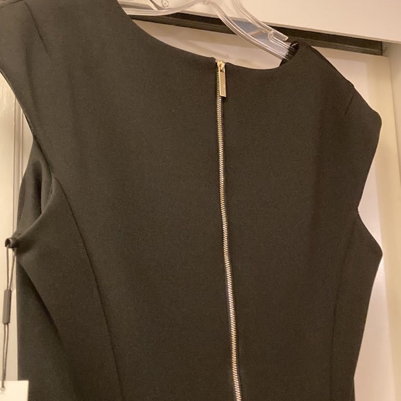 Black full skirt sleeveless cap sleeve V neck dress - Picture 4 of 7